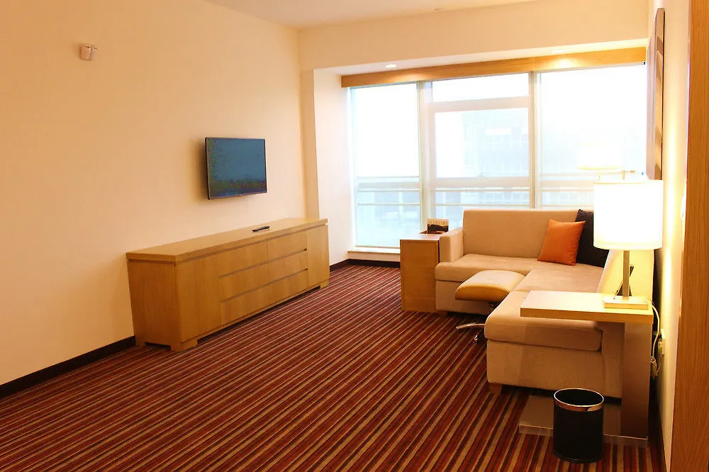 Hyatt Place Shenzhen Airport 4*,